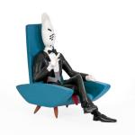 St Emett Will Mr Choc assis dans fauteuil bleu